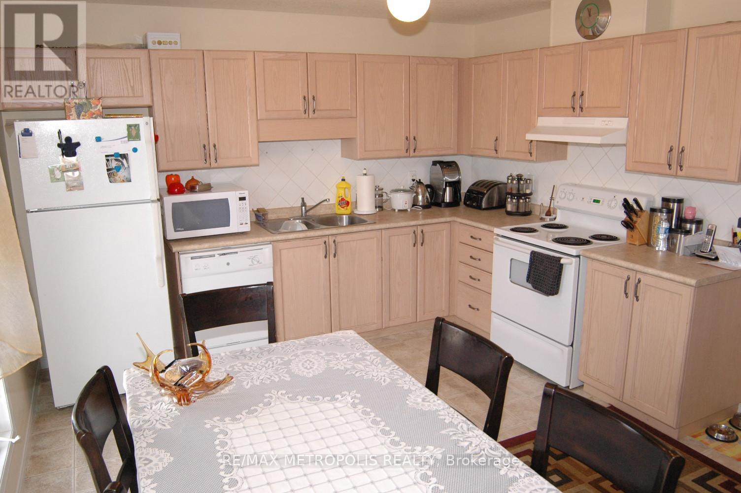 C17 - 619 Wild Ginger Avenue, Waterloo, ON - Indoor Photo Showing Kitchen With Double Sink