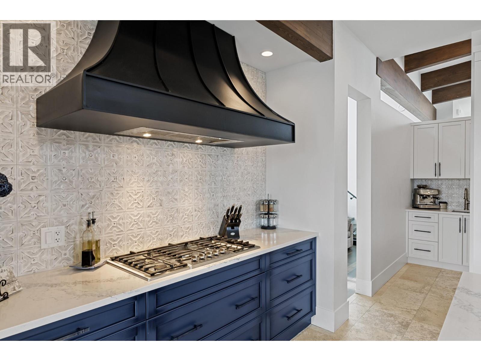 9532 Benchland Drive, Lake Country, BC - Indoor Photo Showing Kitchen With Upgraded Kitchen