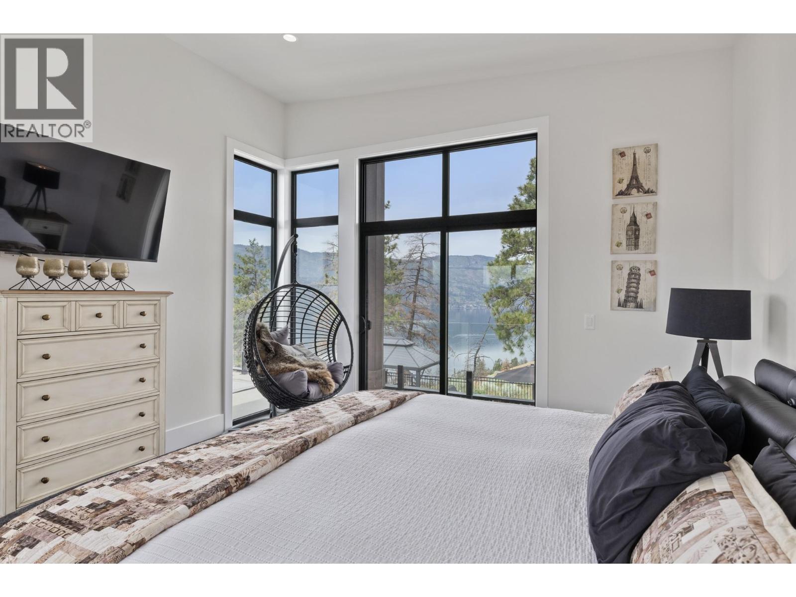 9532 Benchland Drive, Lake Country, BC - Indoor Photo Showing Bedroom