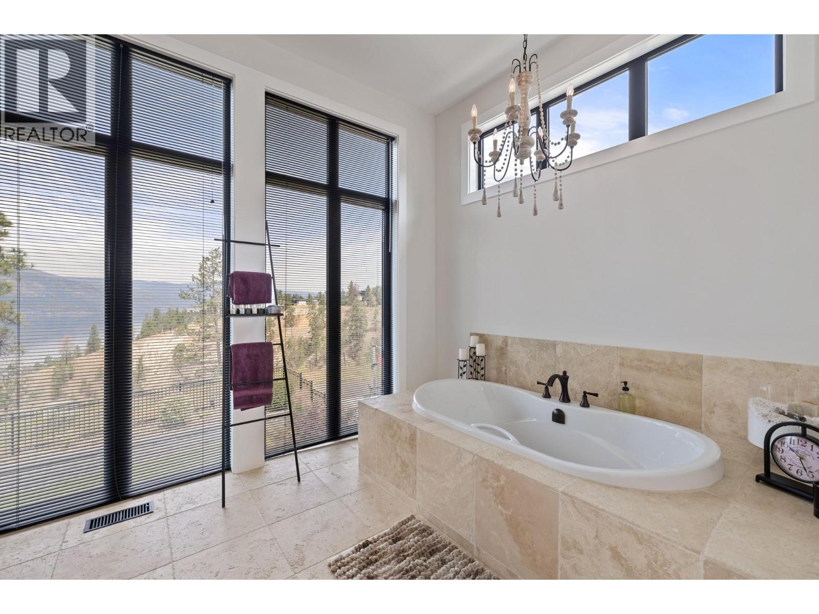 9532 Benchland Drive, Lake Country, BC - Indoor Photo Showing Bathroom