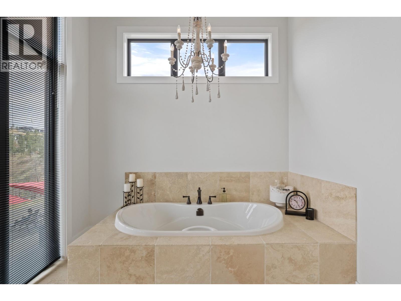 9532 Benchland Drive, Lake Country, BC - Indoor Photo Showing Bathroom