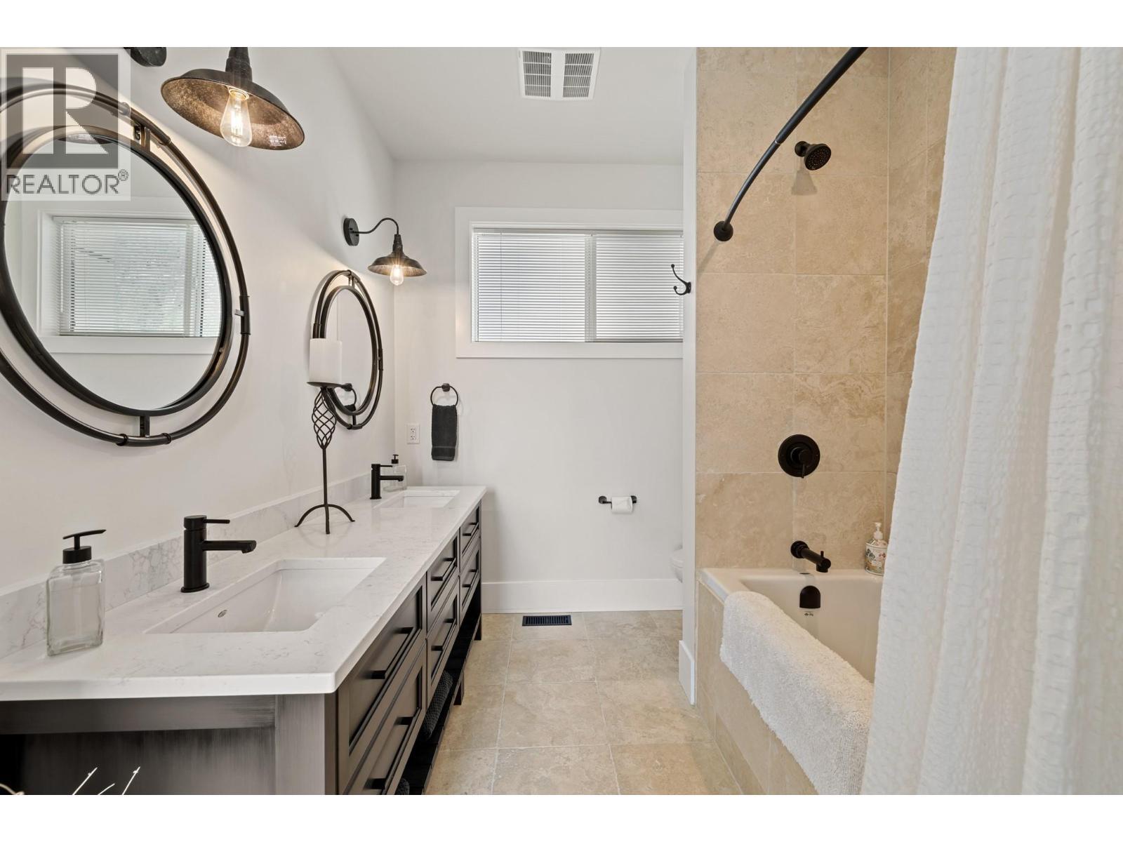 9532 Benchland Drive, Lake Country, BC - Indoor Photo Showing Bathroom