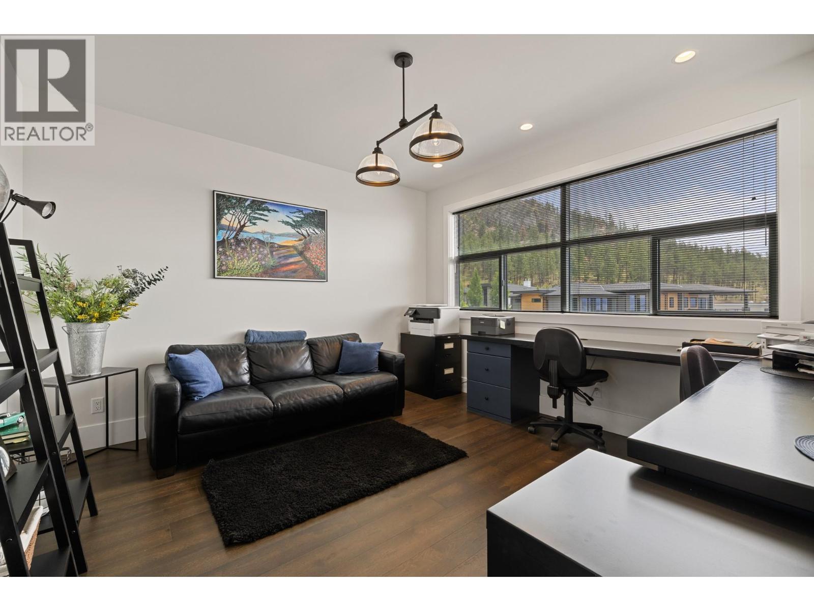 9532 Benchland Drive, Lake Country, BC - Indoor Photo Showing Living Room