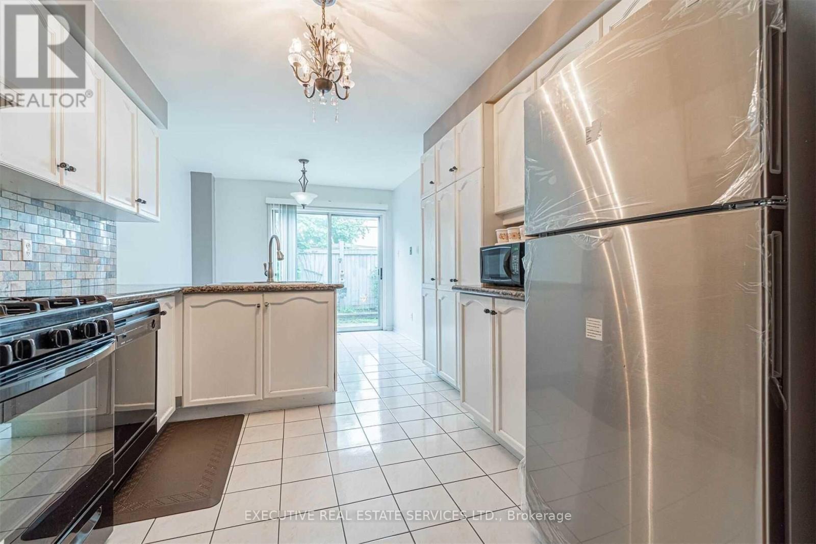 141 Chipmunk Crescent, Brampton, ON - Indoor Photo Showing Kitchen With Stainless Steel Kitchen With Upgraded Kitchen