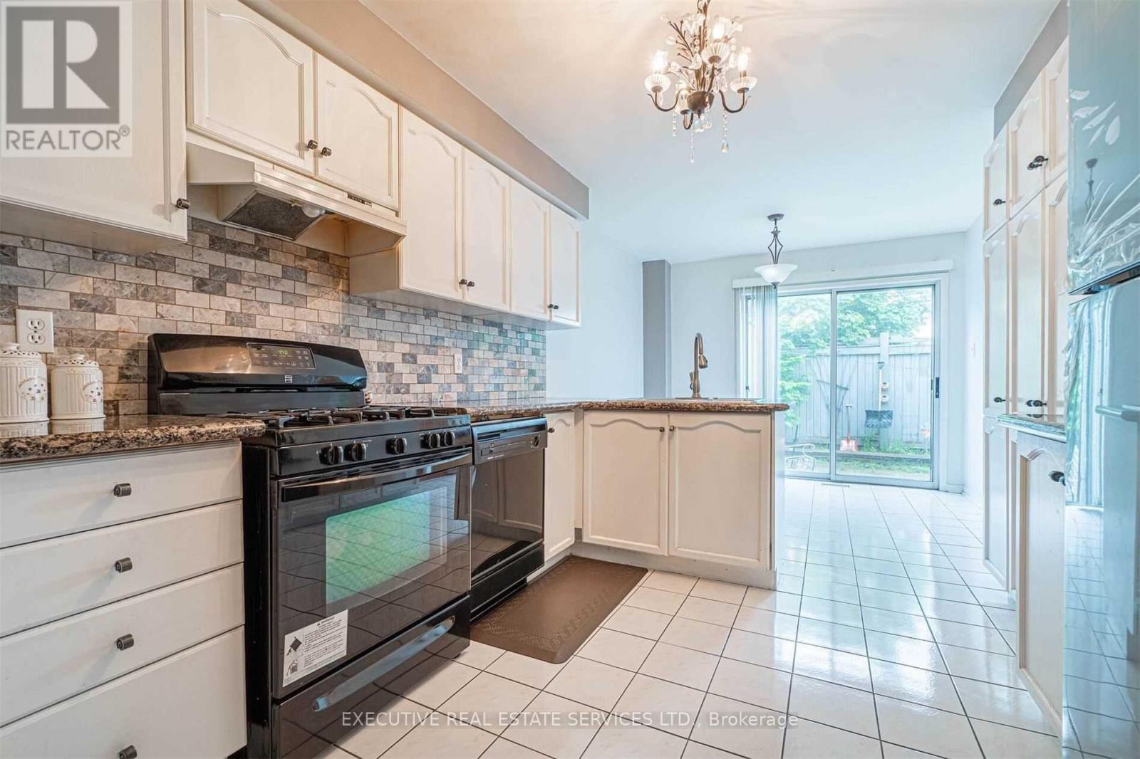 141 Chipmunk Crescent, Brampton, ON - Indoor Photo Showing Kitchen