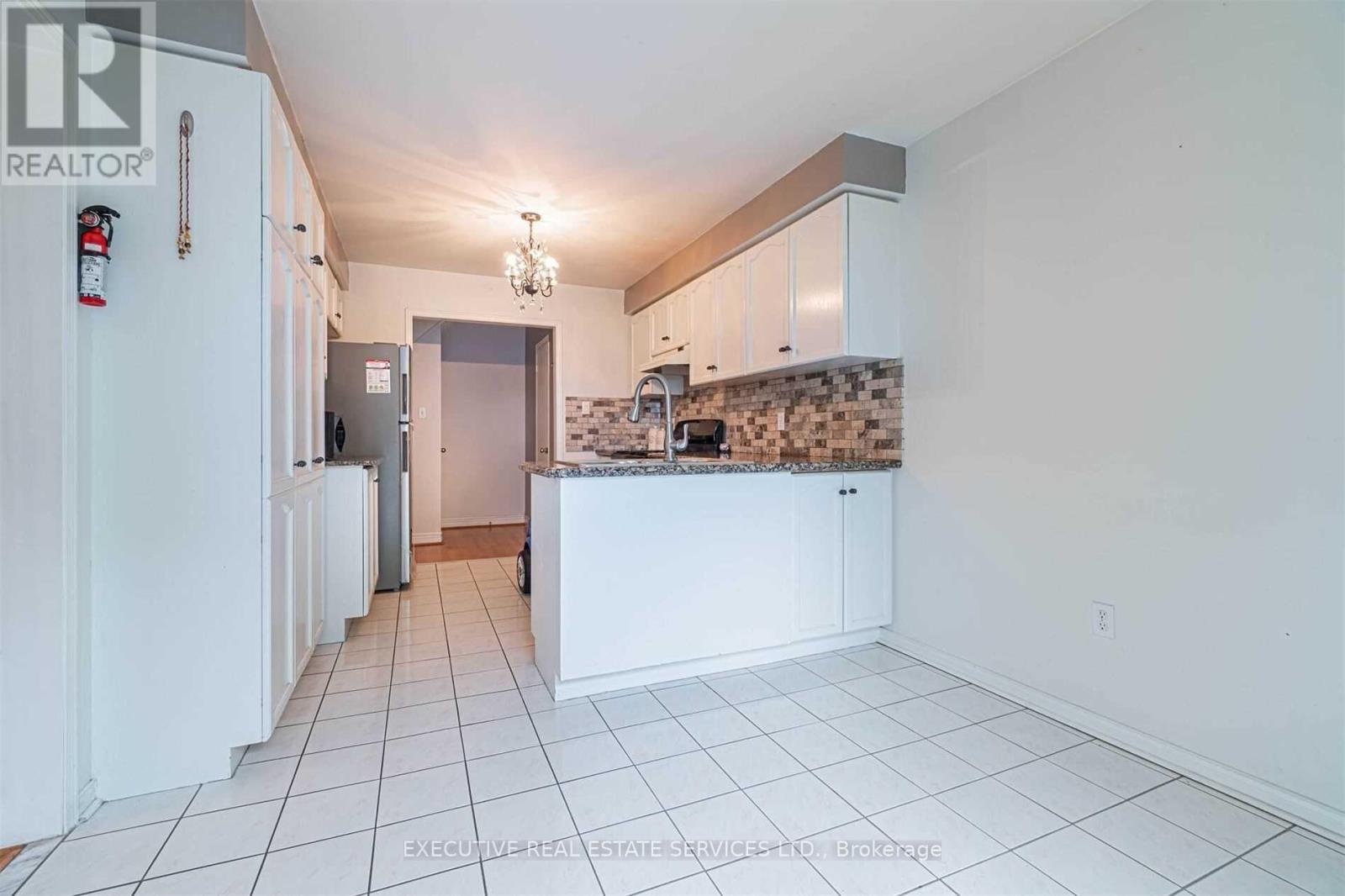 141 Chipmunk Crescent, Brampton, ON - Indoor Photo Showing Kitchen