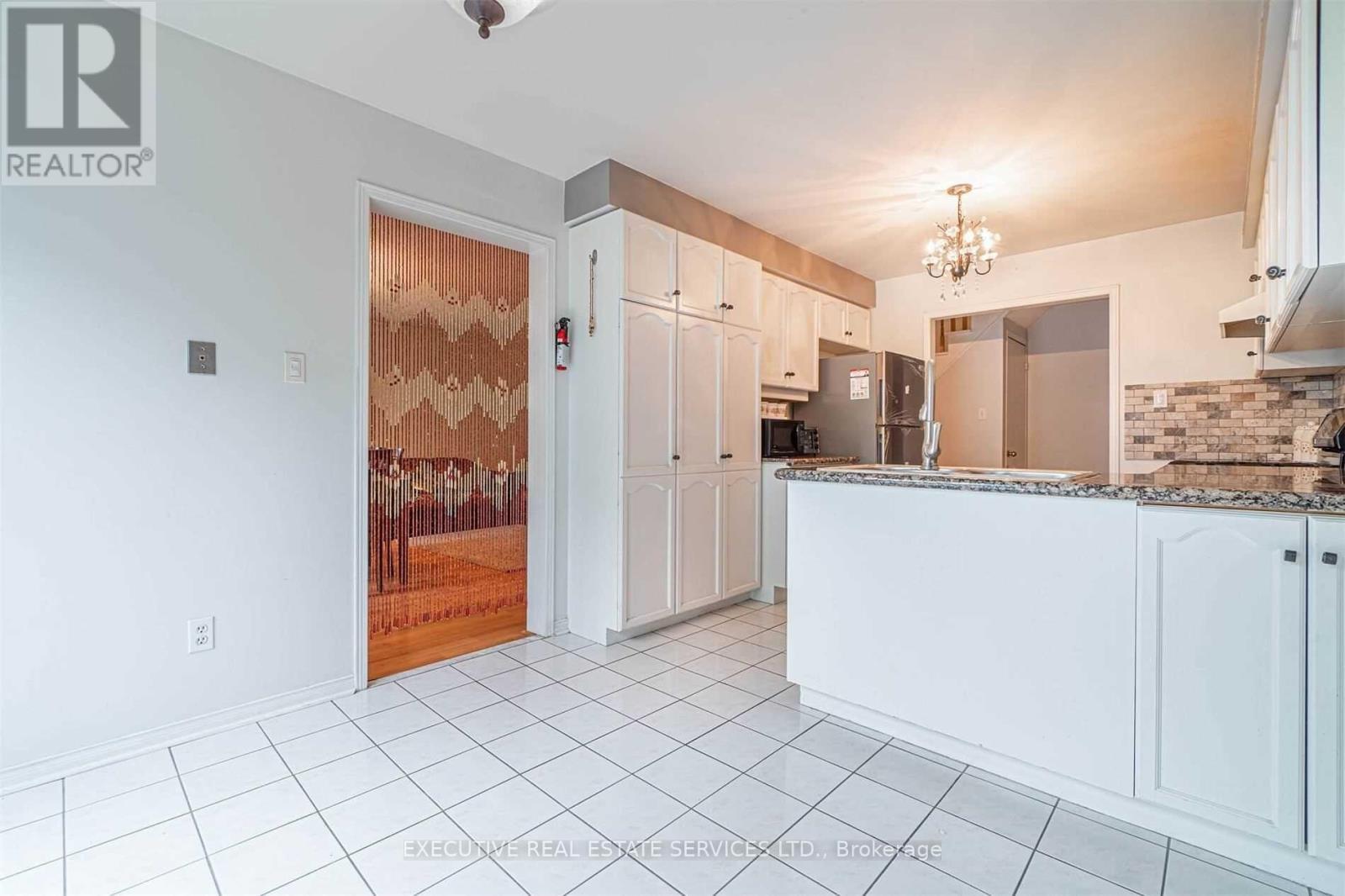141 Chipmunk Crescent, Brampton, ON - Indoor Photo Showing Kitchen