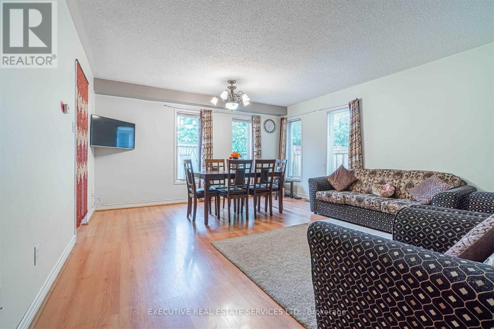 141 Chipmunk Crescent, Brampton, ON - Indoor Photo Showing Living Room