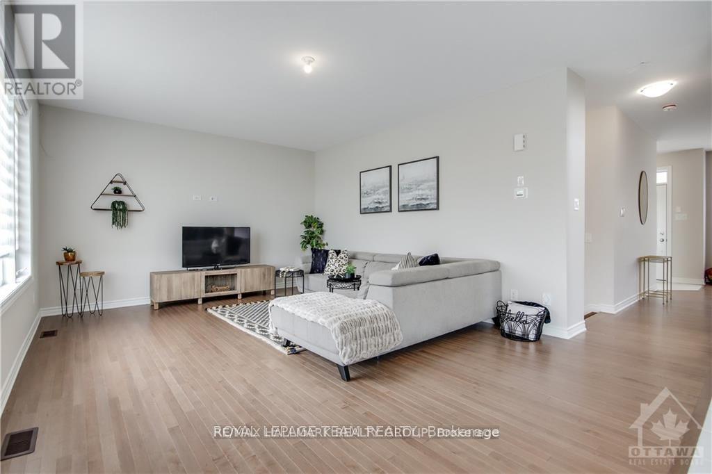 720 Expansion Road, Ottawa, ON - Indoor Photo Showing Living Room