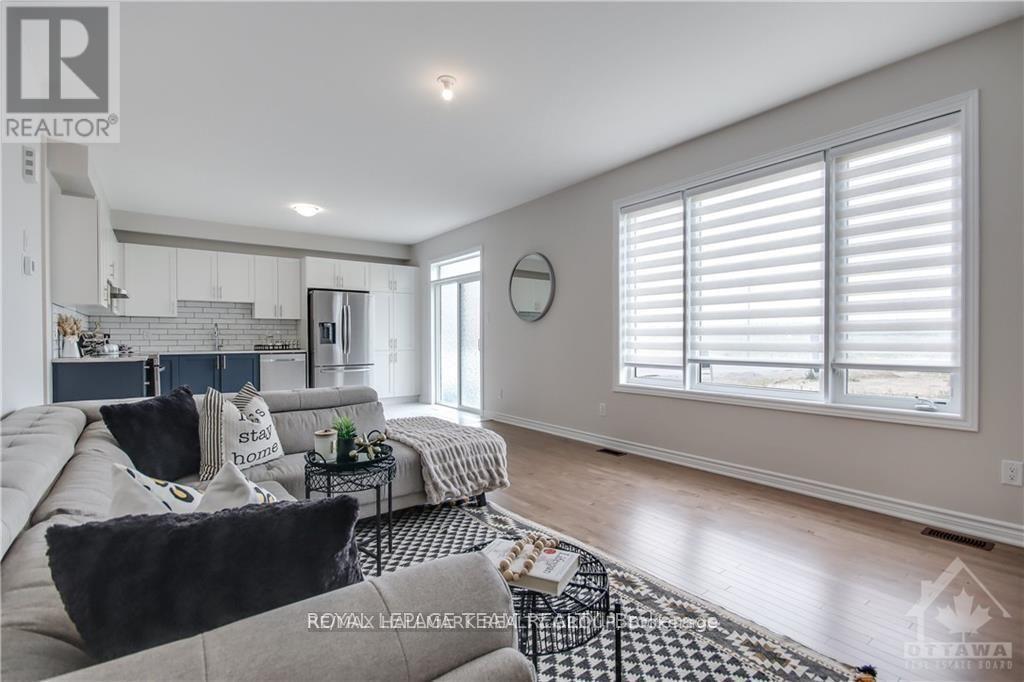 720 Expansion Road, Ottawa, ON - Indoor Photo Showing Living Room