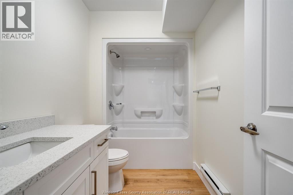 4 Bruce Avenue Unit# 4, Leamington, ON - Indoor Photo Showing Bathroom