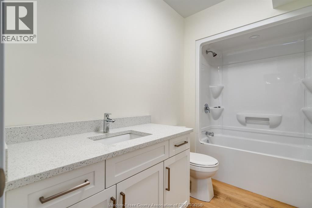 4 Bruce Avenue Unit# 4, Leamington, ON - Indoor Photo Showing Bathroom