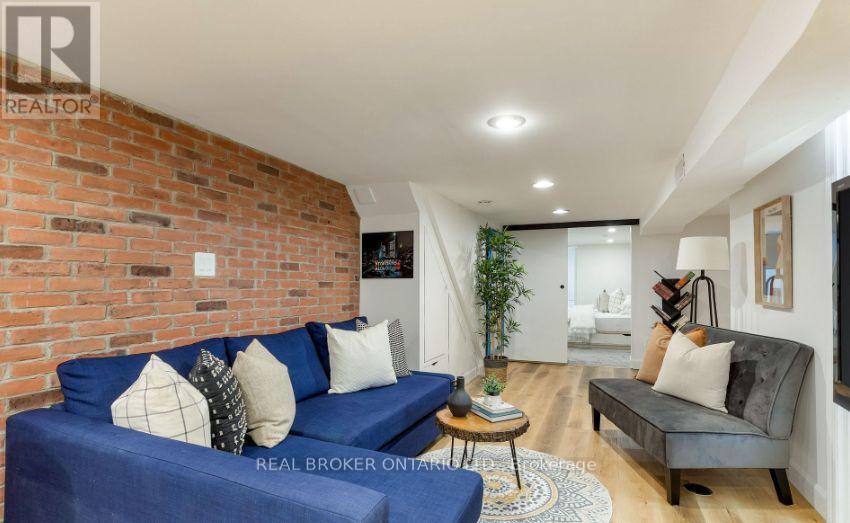 211 Markham Street, Toronto, ON - Indoor Photo Showing Living Room