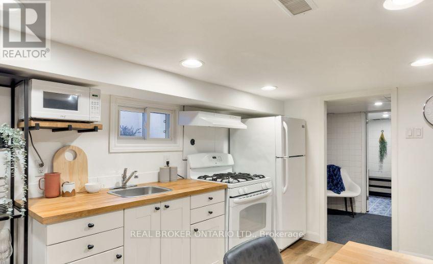 211 Markham Street, Toronto, ON - Indoor Photo Showing Kitchen