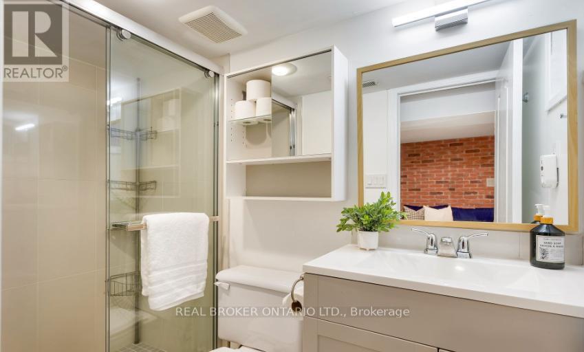 211 Markham Street, Toronto, ON - Indoor Photo Showing Bathroom