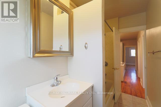 Upper - 1481 Queen Street E, Toronto, ON - Indoor Photo Showing Bathroom
