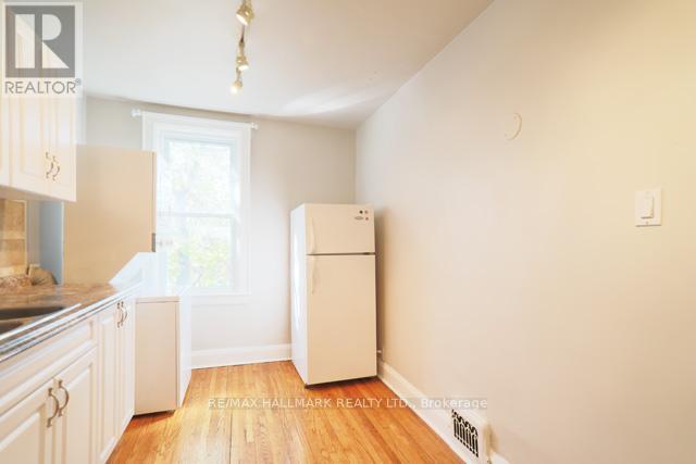 Upper - 1481 Queen Street E, Toronto, ON - Indoor Photo Showing Kitchen