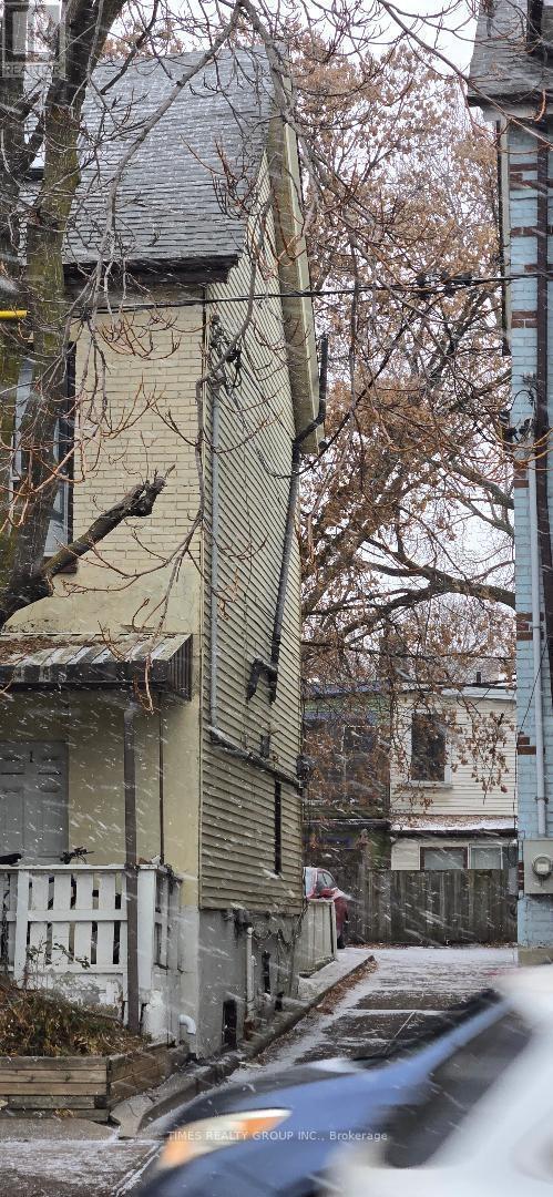 930 Dundas Street E, Toronto, ON - Outdoor