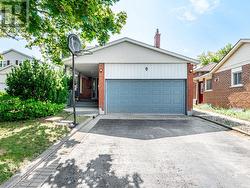 9 EASTMAN CRESCENT Newmarket, ON L3Y 5T9