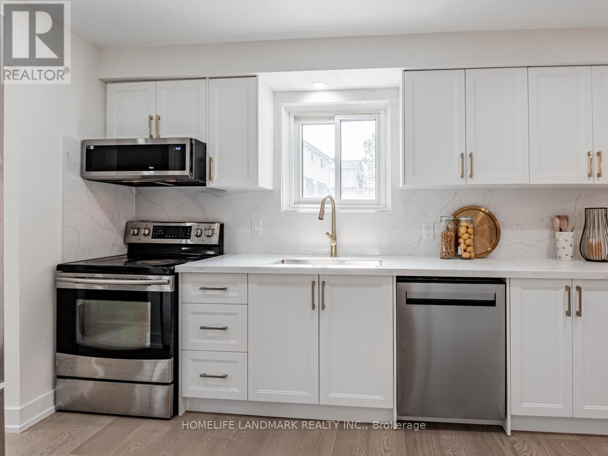 9 Eastman Crescent, Newmarket, ON - Indoor Photo Showing Kitchen With Upgraded Kitchen