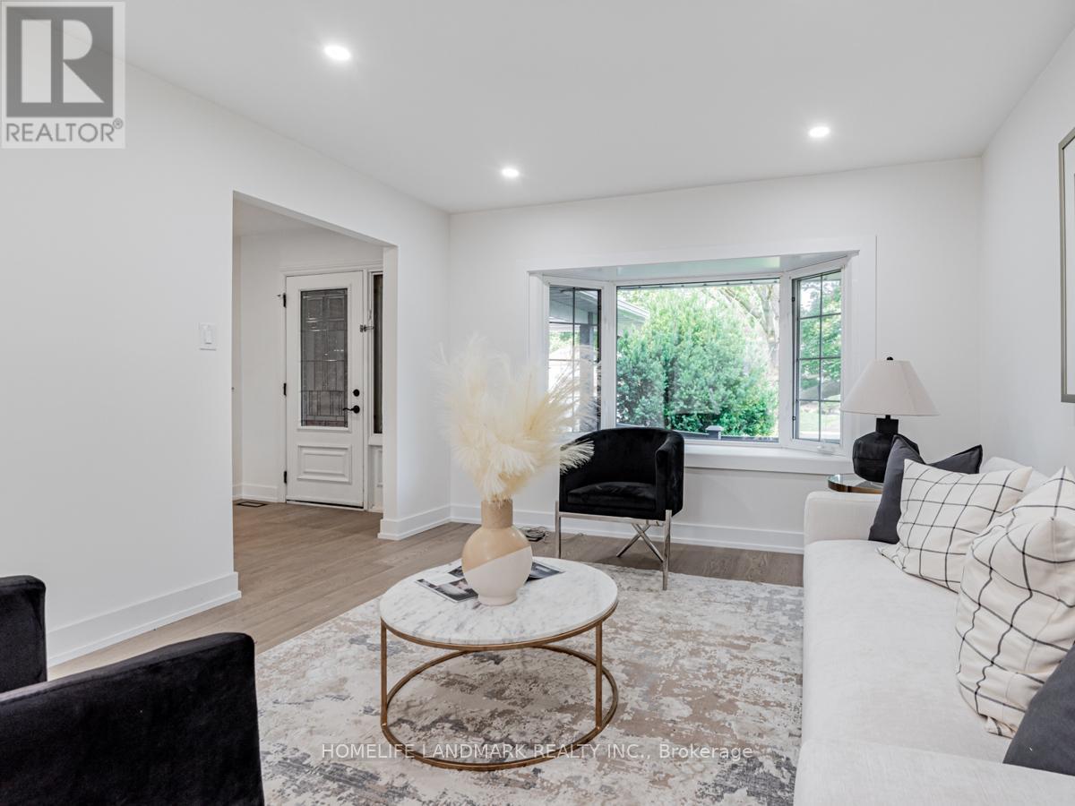 9 Eastman Crescent, Newmarket, ON - Indoor Photo Showing Living Room