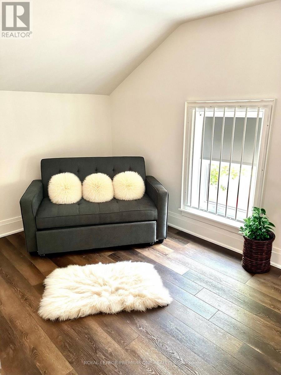 Upper - 10496 Islington Avenue, Vaughan, ON