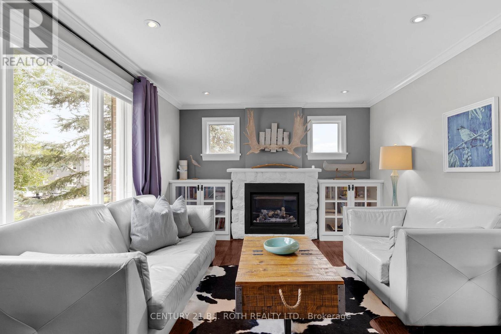 14 St Vincent Street, Barrie, ON - Indoor Photo Showing Living Room With Fireplace