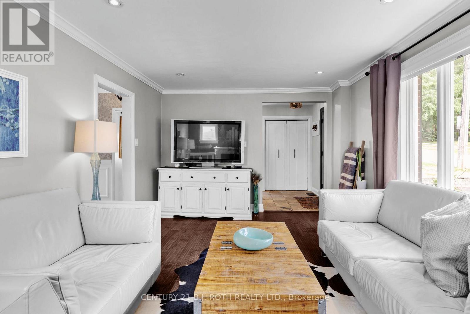 14 St Vincent Street, Barrie, ON - Indoor Photo Showing Living Room