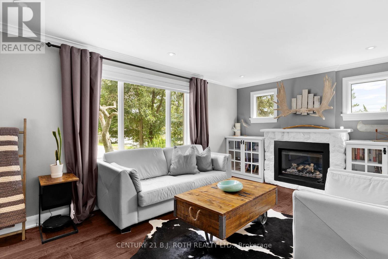 14 St Vincent Street, Barrie, ON - Indoor Photo Showing Living Room With Fireplace