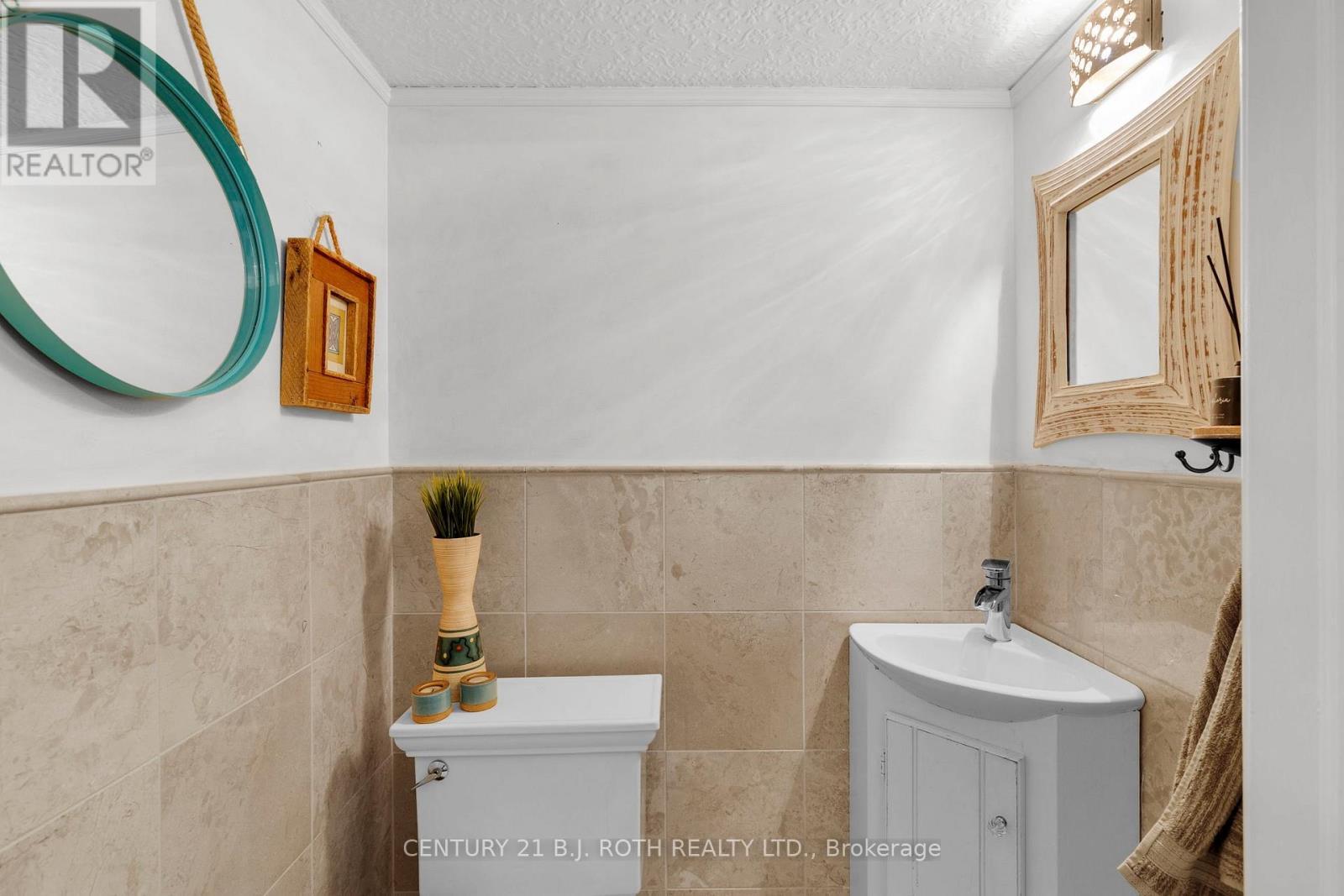 14 St Vincent Street, Barrie, ON - Indoor Photo Showing Bathroom