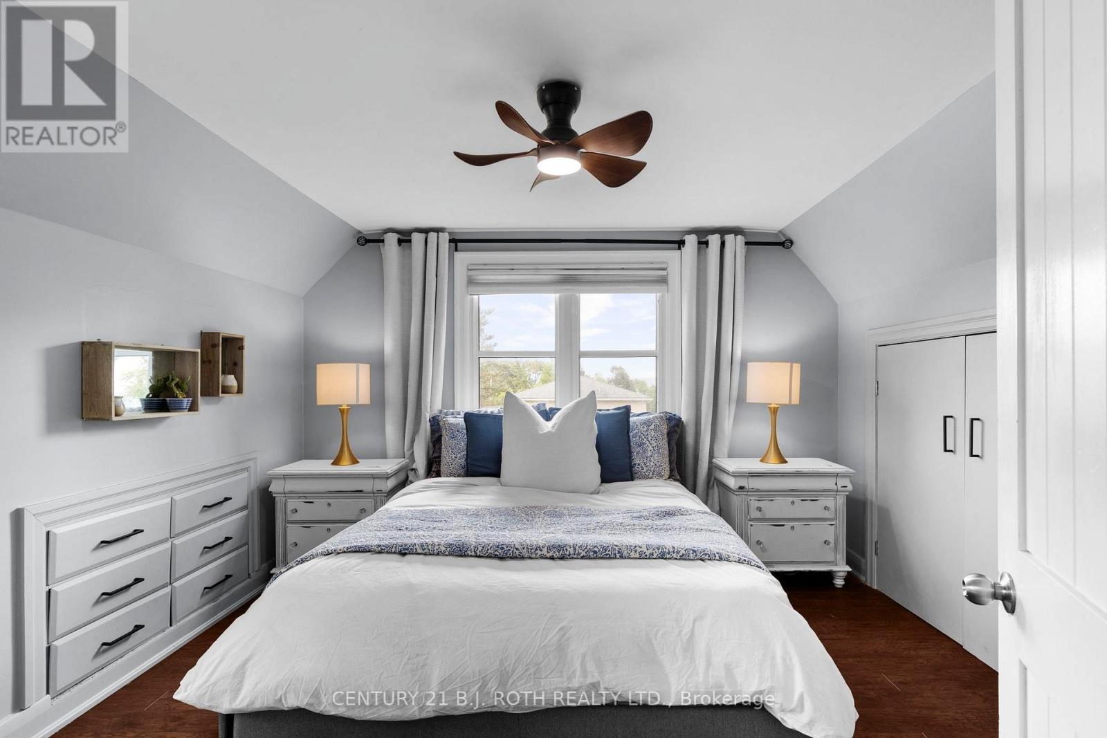 14 St Vincent Street, Barrie, ON - Indoor Photo Showing Bedroom