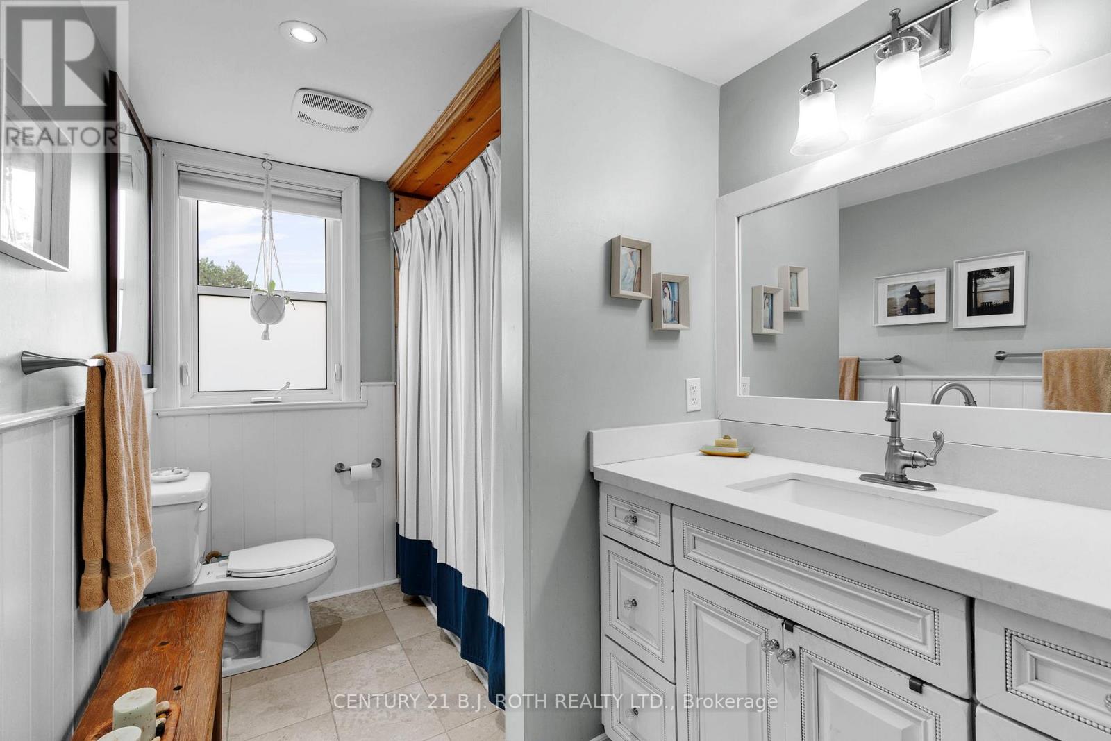 14 St Vincent Street, Barrie, ON - Indoor Photo Showing Bathroom