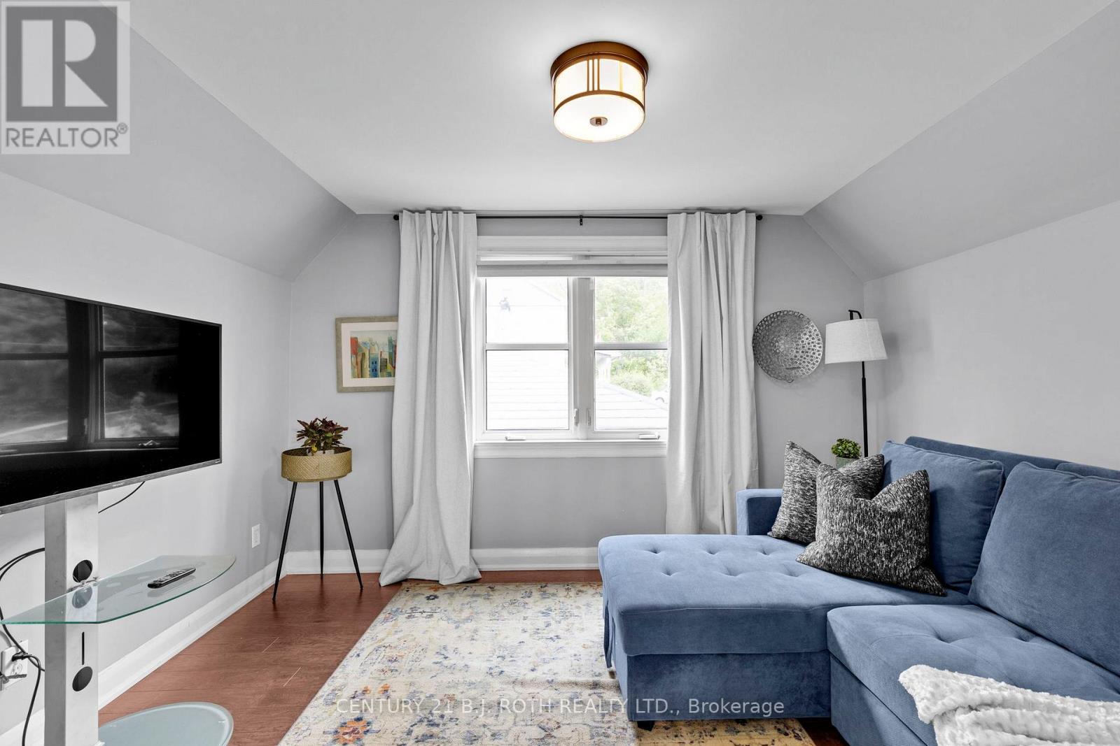 14 St Vincent Street, Barrie, ON - Indoor Photo Showing Living Room