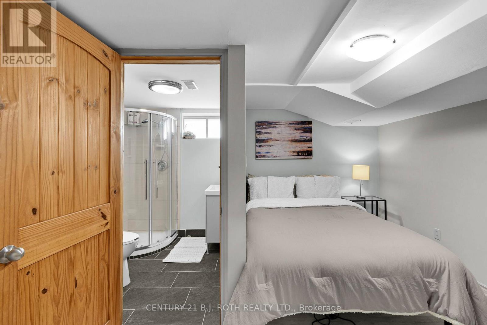 14 St Vincent Street, Barrie, ON - Indoor Photo Showing Bedroom