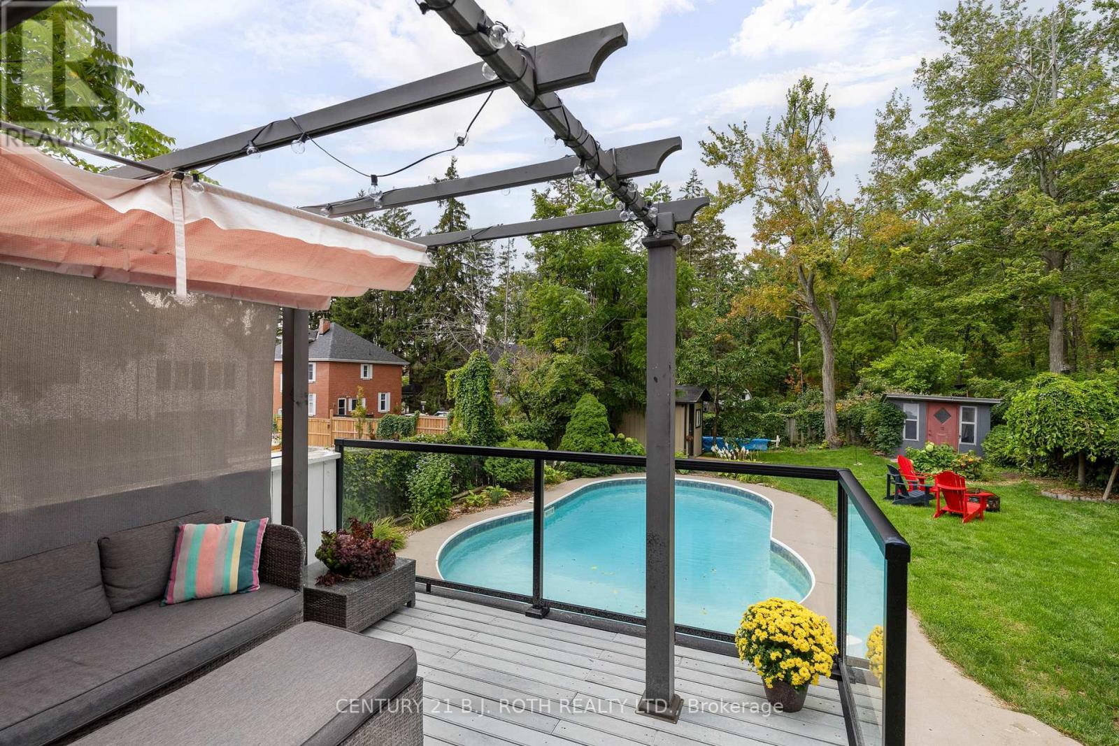 14 St Vincent Street, Barrie, ON - Outdoor With In Ground Pool