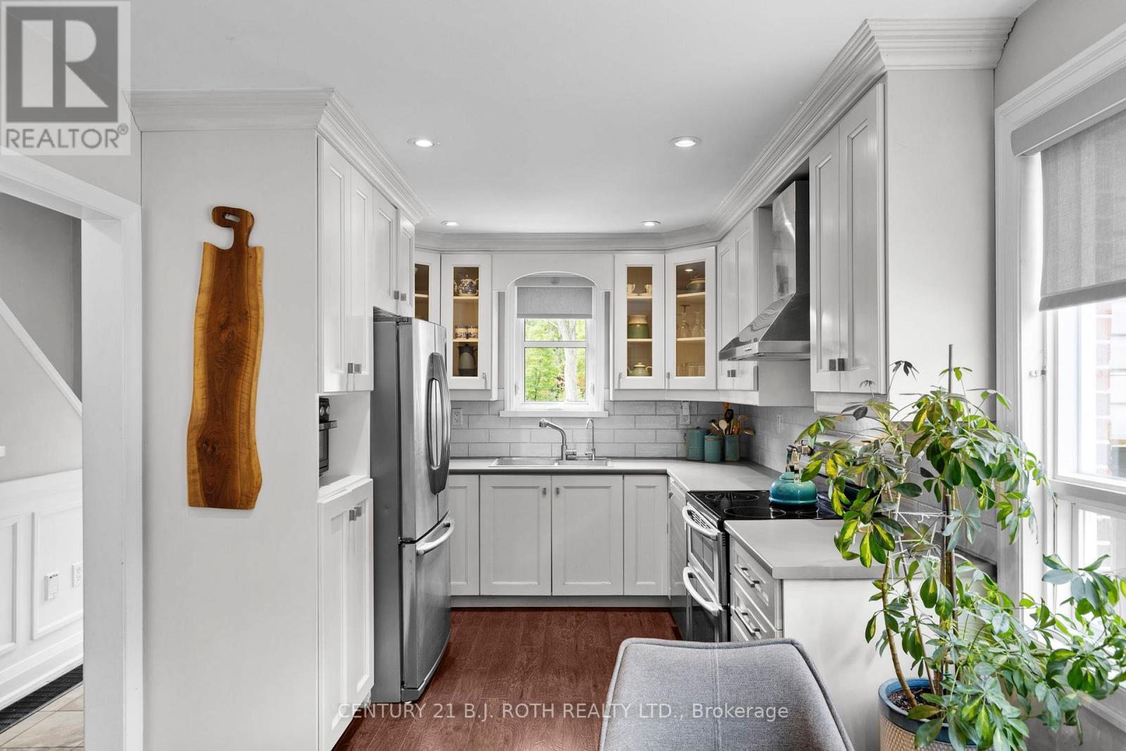 14 St Vincent Street, Barrie, ON - Indoor Photo Showing Kitchen