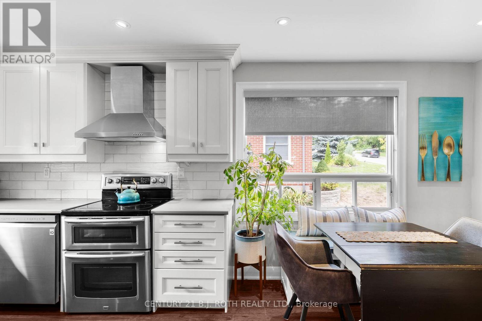 14 St Vincent Street, Barrie, ON - Indoor Photo Showing Kitchen With Upgraded Kitchen