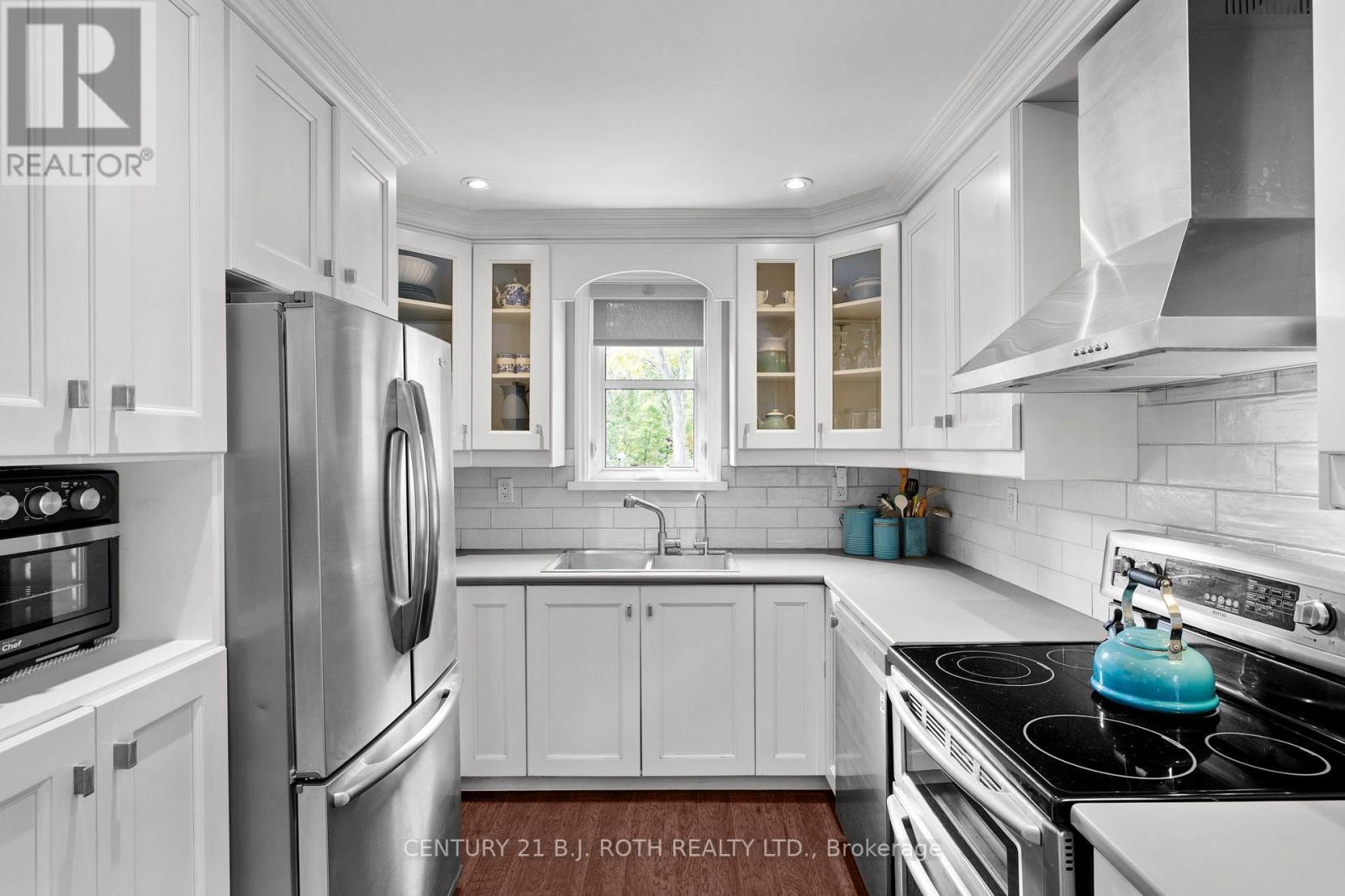 14 St Vincent Street, Barrie, ON - Indoor Photo Showing Kitchen With Upgraded Kitchen