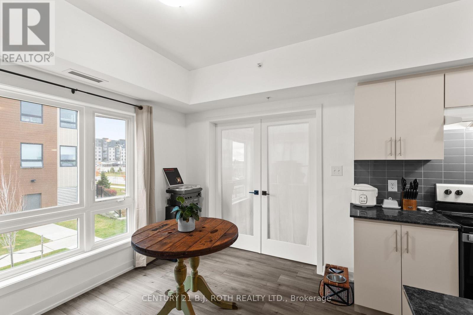 117 - 4 Spice Way, Barrie, ON - Indoor