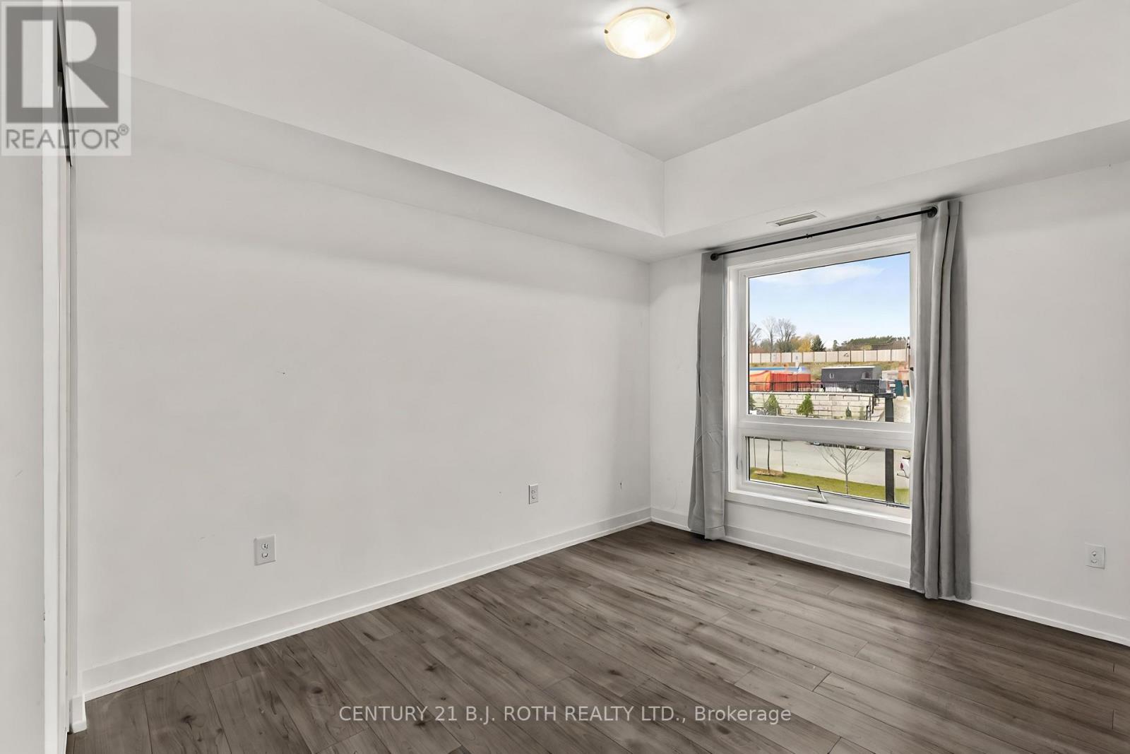 117 - 4 Spice Way, Barrie, ON - Indoor Photo Showing Other Room