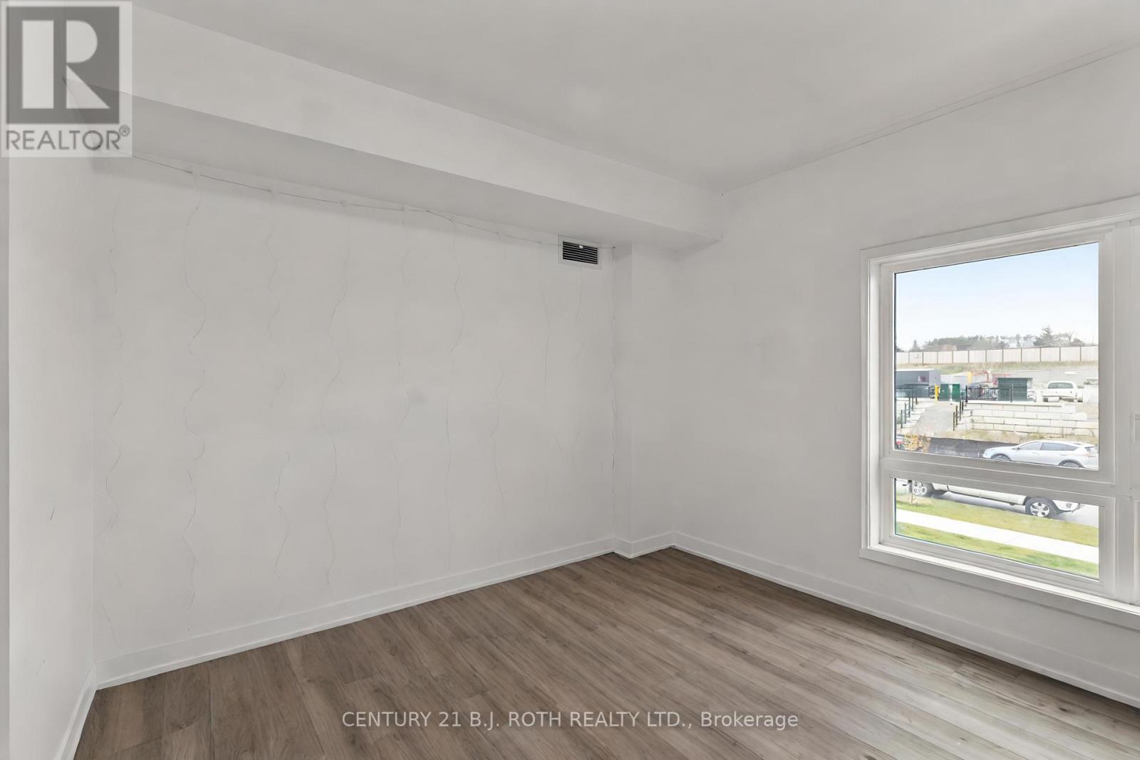 117 - 4 Spice Way, Barrie, ON - Indoor Photo Showing Other Room