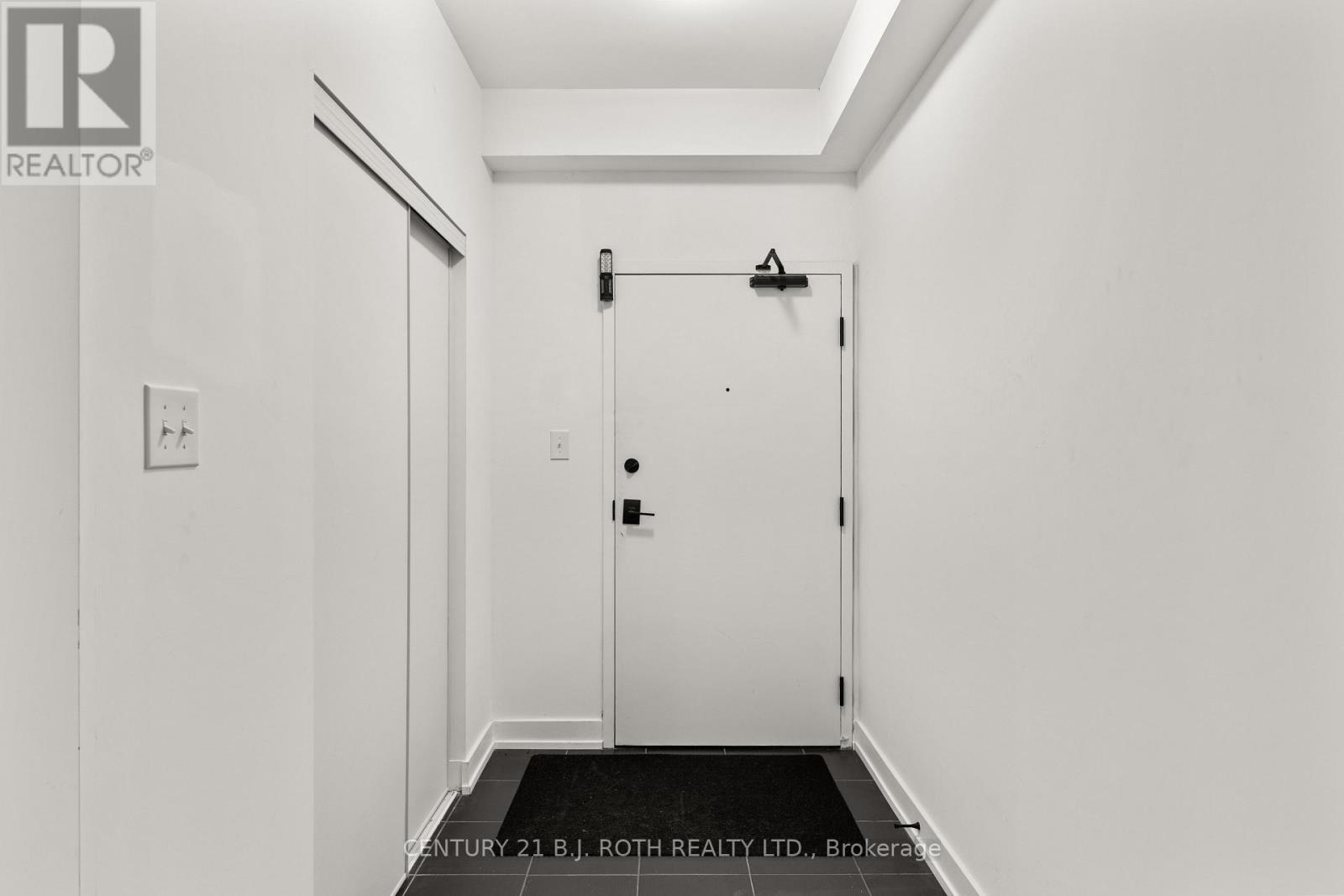 117 - 4 Spice Way, Barrie, ON - Indoor Photo Showing Other Room