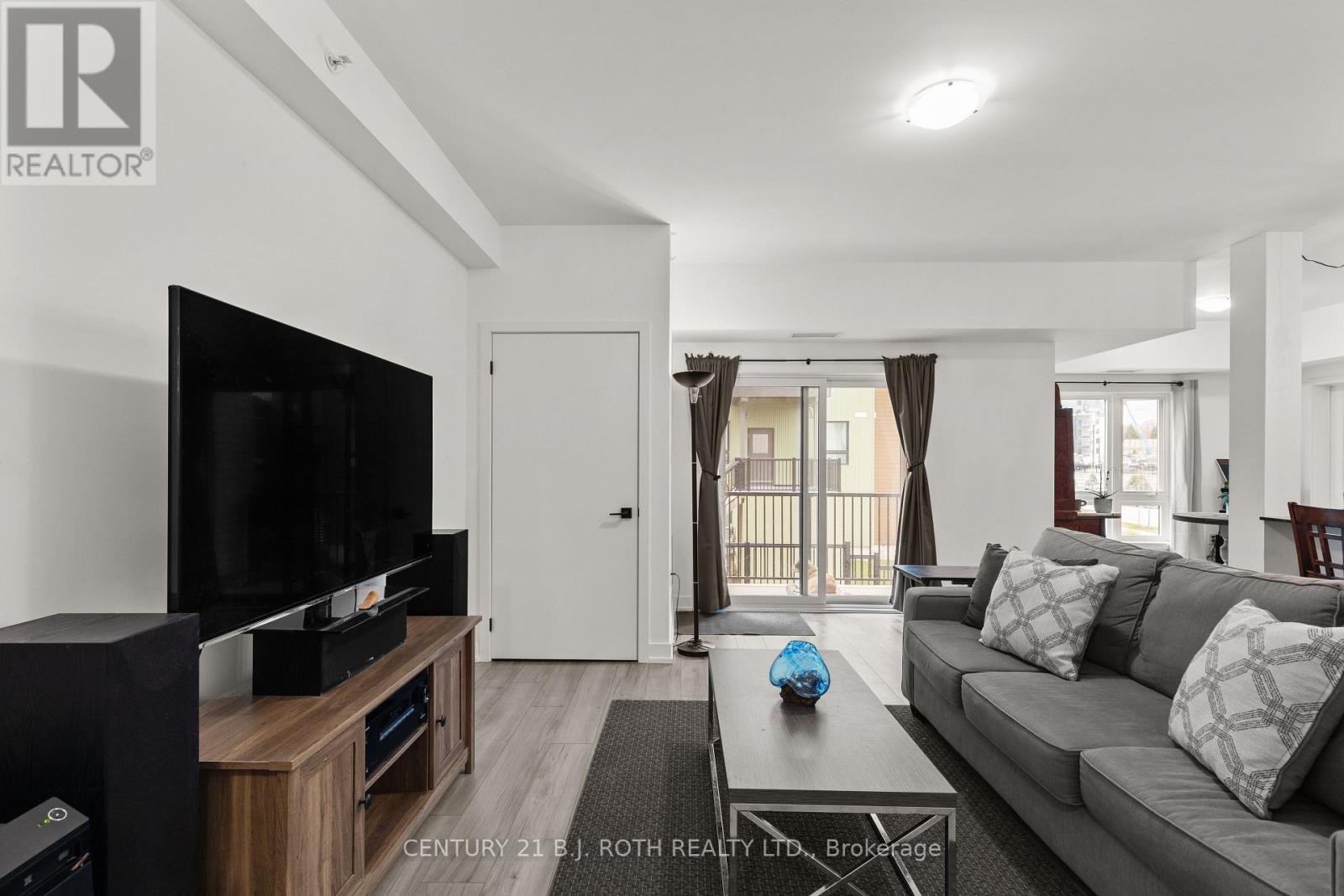 117 - 4 Spice Way, Barrie, ON - Indoor Photo Showing Living Room