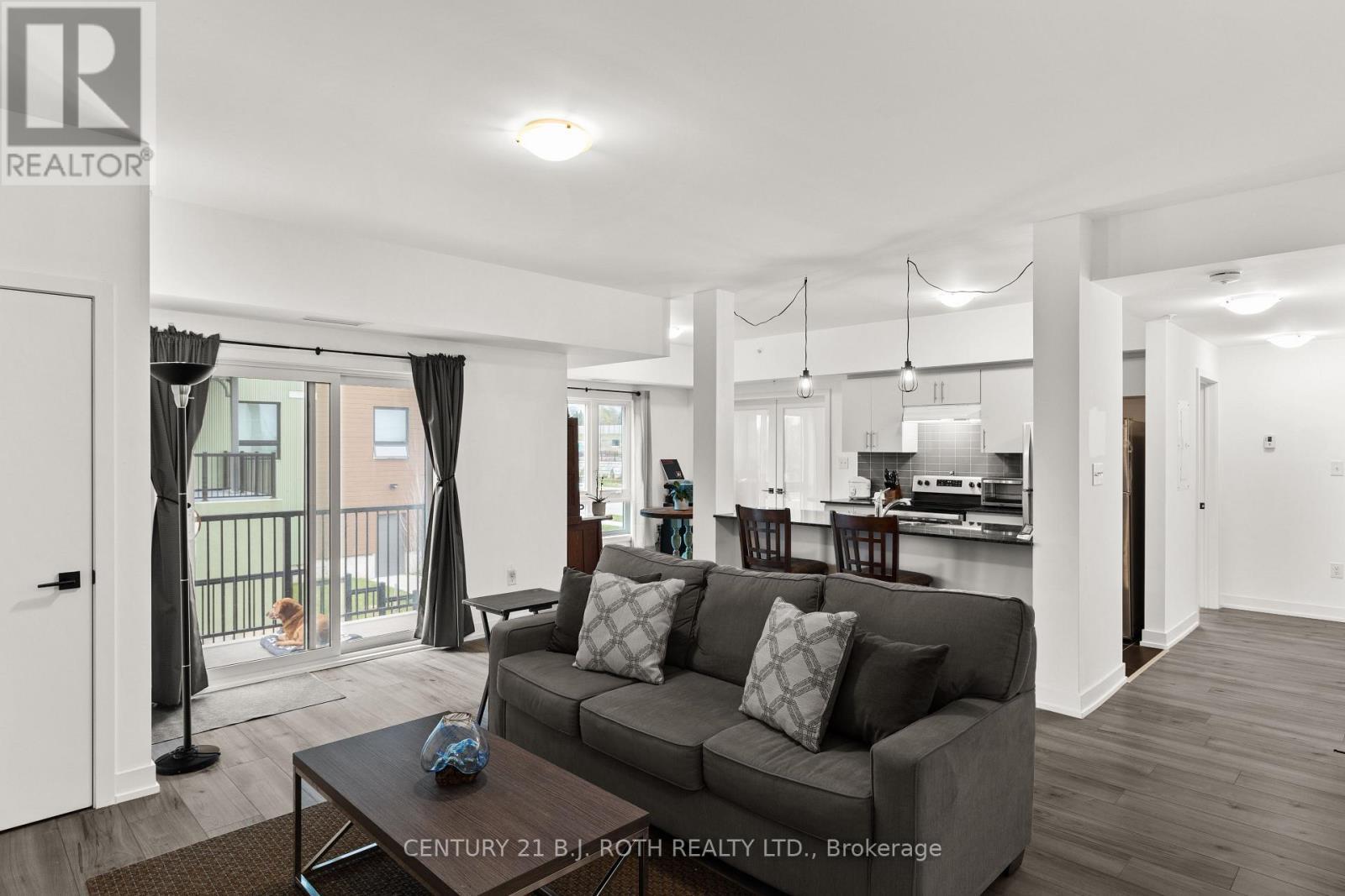 117 - 4 Spice Way, Barrie, ON - Indoor Photo Showing Living Room