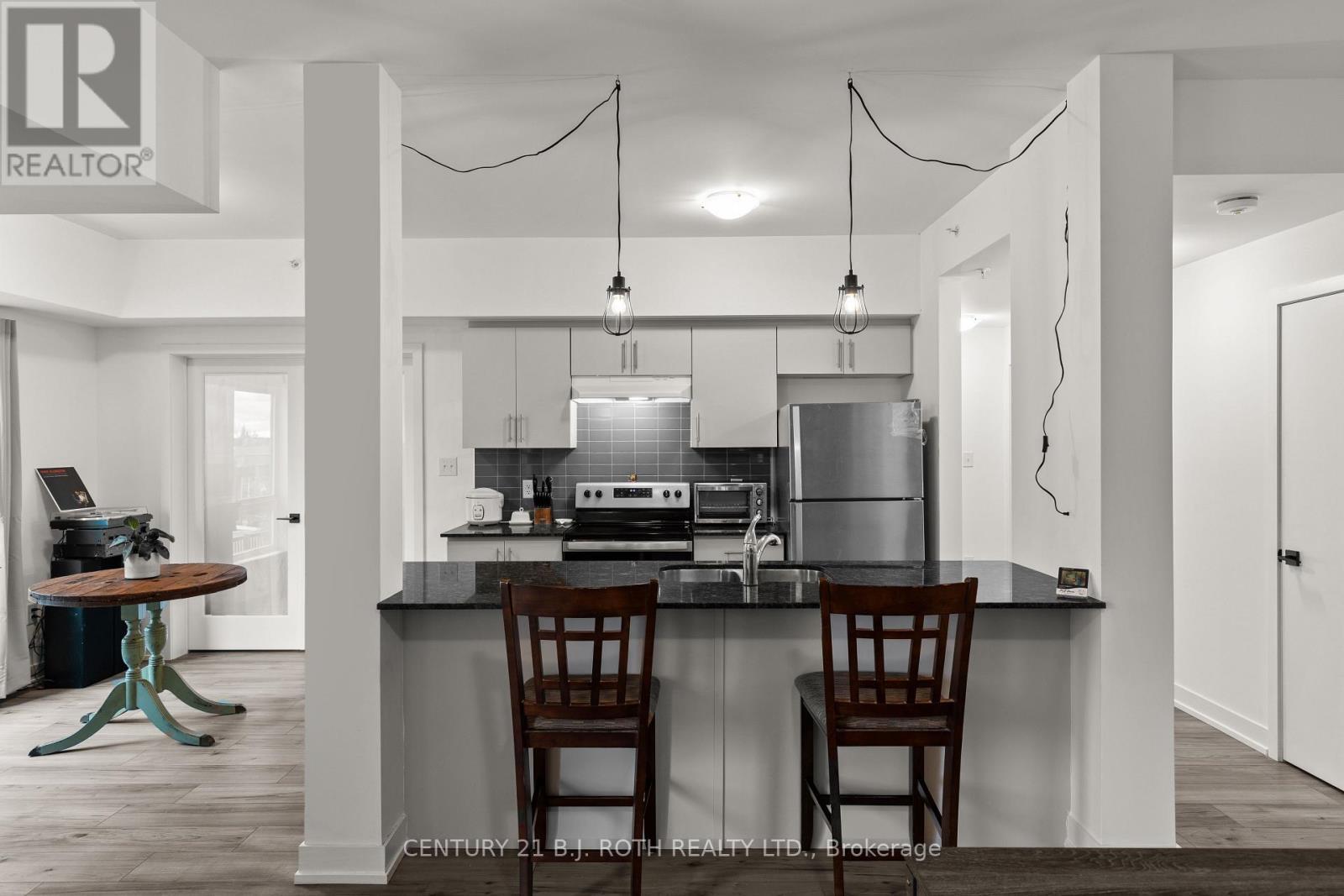 117 - 4 Spice Way, Barrie, ON - Indoor Photo Showing Kitchen