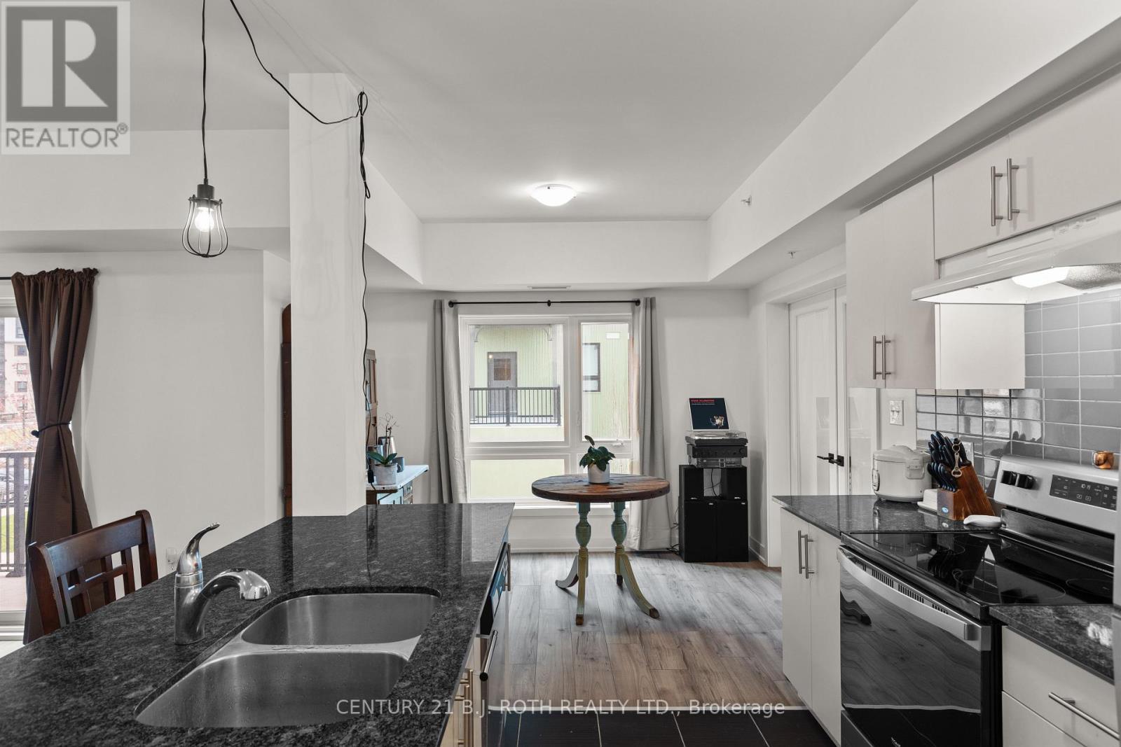 117 - 4 Spice Way, Barrie, ON - Indoor Photo Showing Kitchen With Double Sink With Upgraded Kitchen