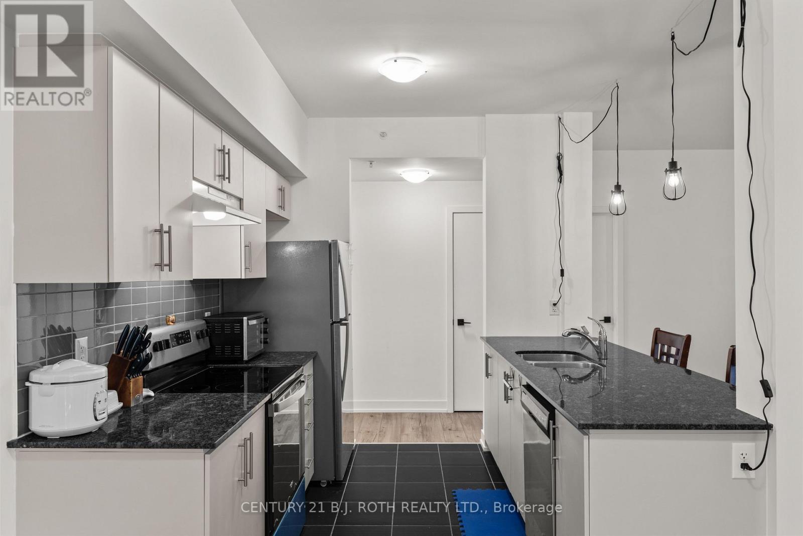 117 - 4 Spice Way, Barrie, ON - Indoor Photo Showing Kitchen With Double Sink