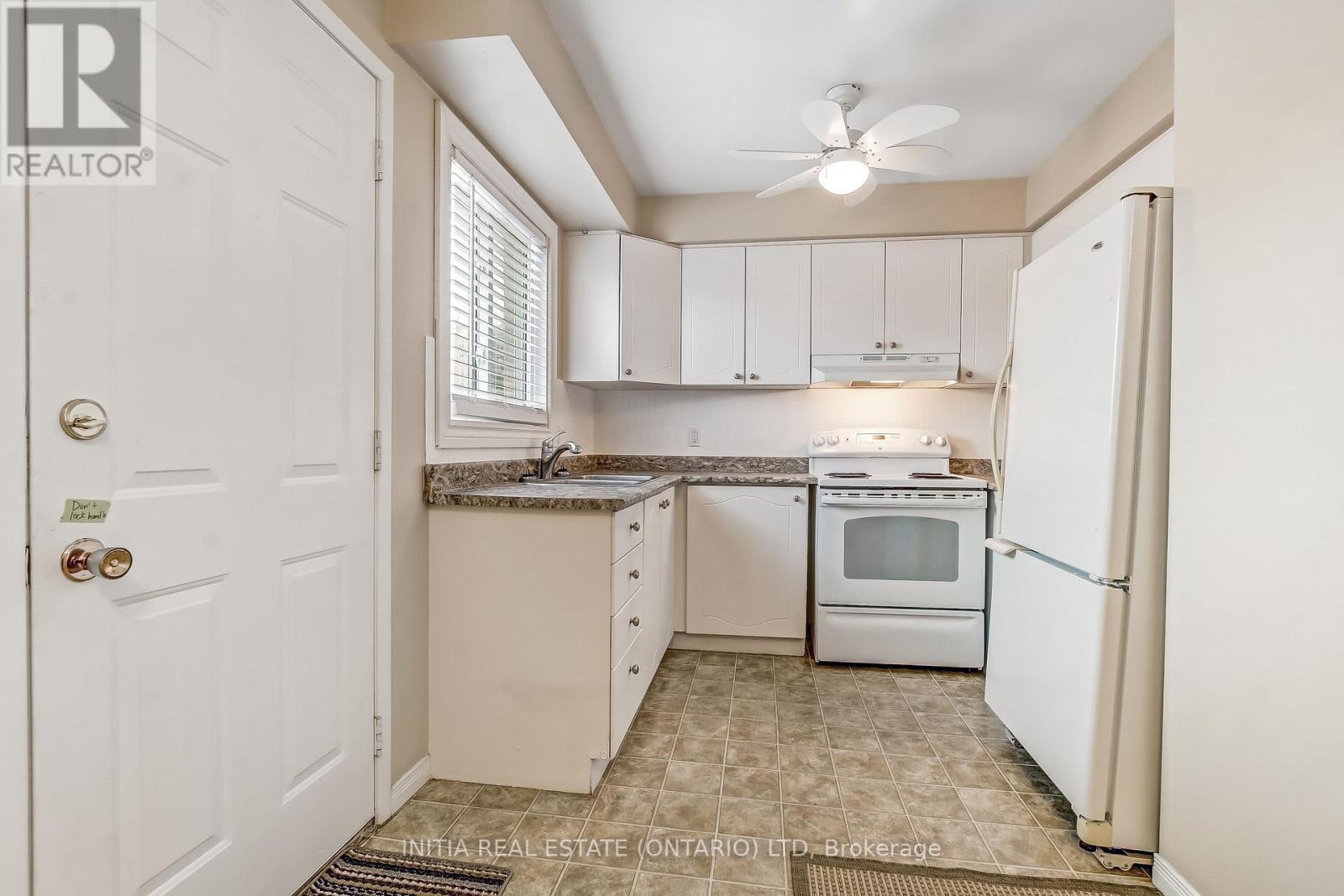 62 - 320 Westminster Avenue, London South (South H), ON - Indoor Photo Showing Kitchen