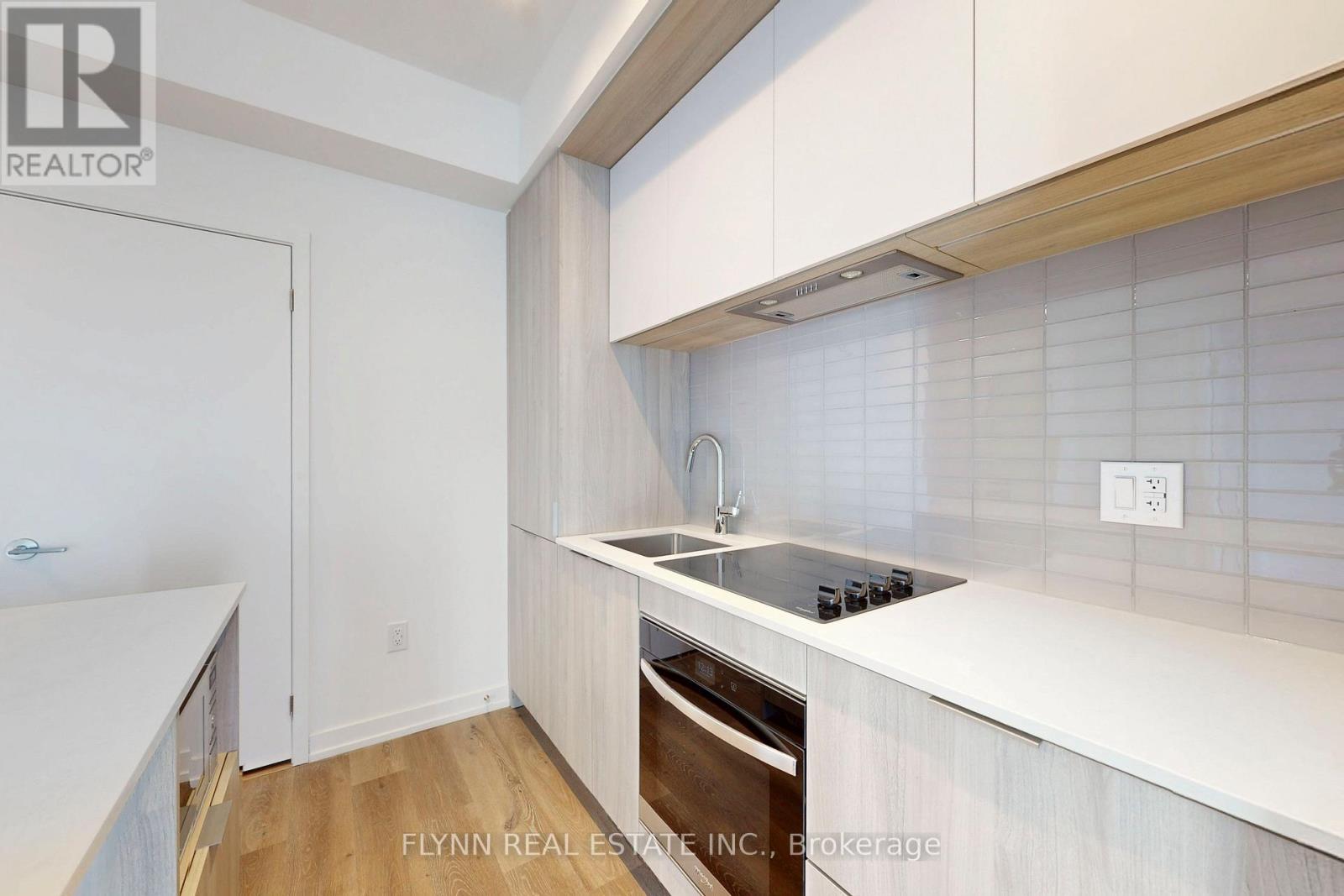 909 - 395 Square One Drive, Mississauga, ON - Indoor Photo Showing Kitchen With Double Sink With Upgraded Kitchen