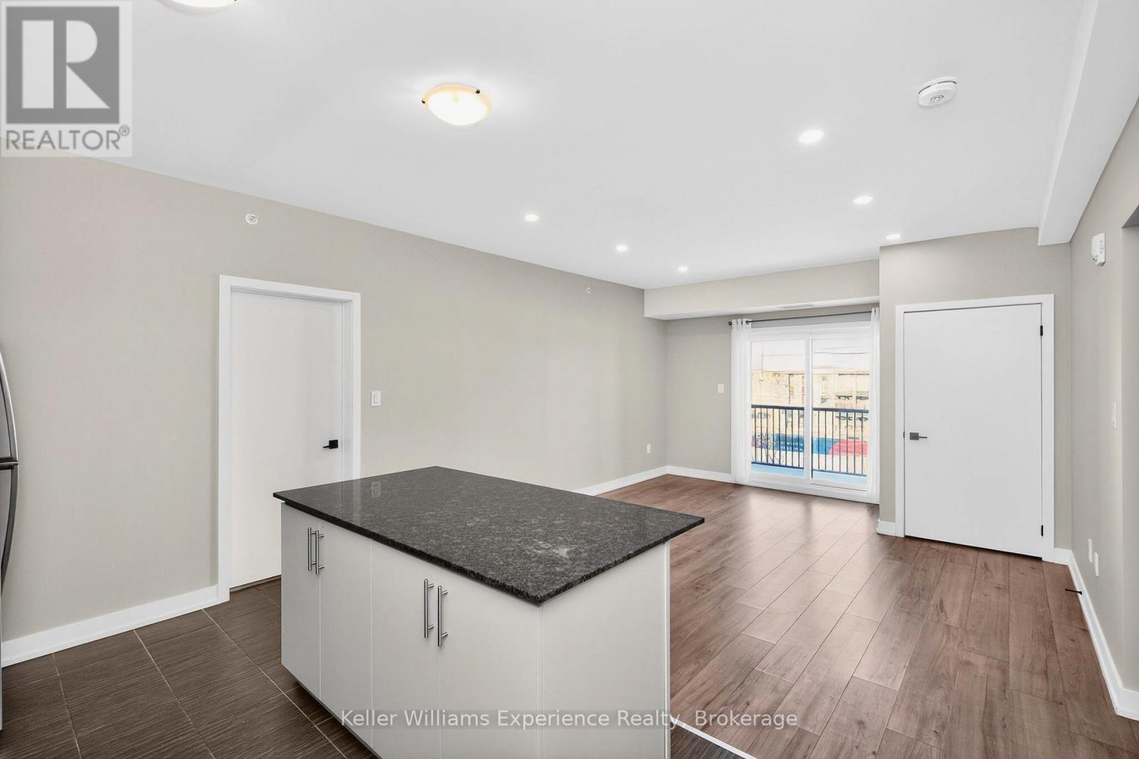 216 - 4 Spice Way, Barrie, ON - Indoor